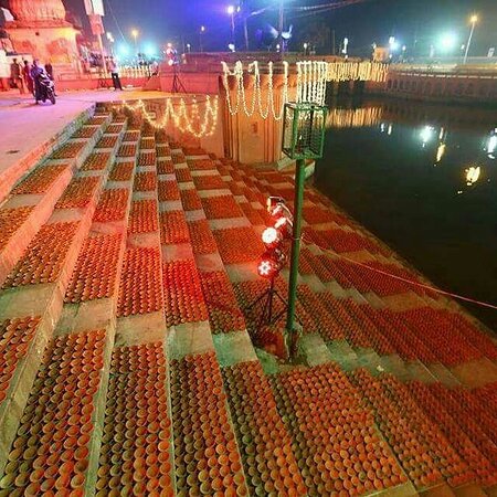 અયોધ્યાના 56 ઘાટ પર દીવાઓનું અદભુત પ્રદર્શન જોવા મળશે, જેમાં રેકોર્ડ બનાવવાની તૈયારીઓ ચાલી રહી છે