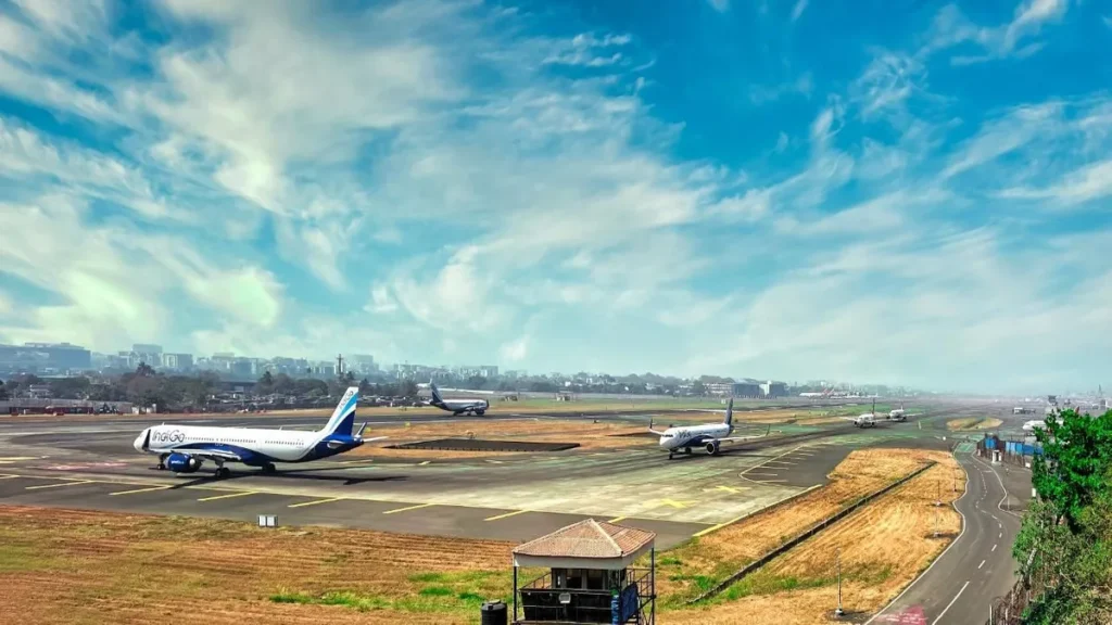 નવી મુંબઈમાં બનેલા દેશના પહેલા સંપૂર્ણ ડિજિટલ એરપોર્ટની ખાસ વિશેષતાઓ શું છે?